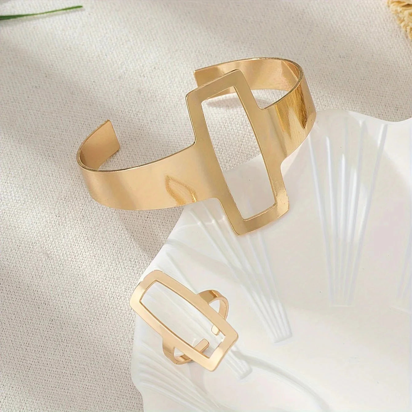 https://cdn.shopify.com/s/files/1/0820/4999/0943/files/adjustable-geometric-rectangle-bracelet-and-ring-set-636724.webp?v=1718190962