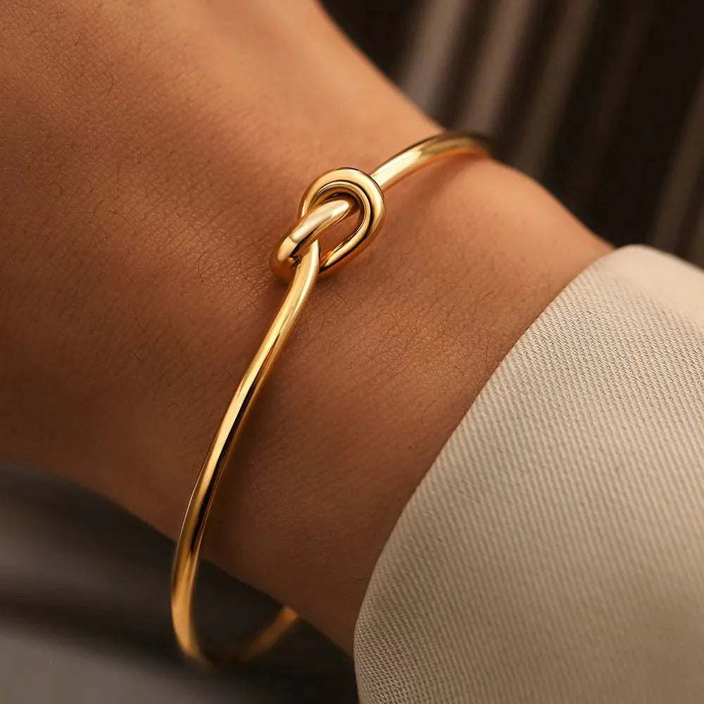 https://cdn.shopify.com/s/files/1/0820/4999/0943/files/classic-knot-bracelet-855320.webp?v=1762197994