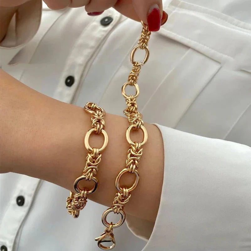 https://cdn.shopify.com/s/files/1/0820/4999/0943/files/contrasting-statement-chain-bracelet-131886.webp?v=1721671147