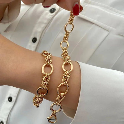 https://cdn.shopify.com/s/files/1/0820/4999/0943/files/contrasting-statement-chain-bracelet-131886.webp?v=1721671147