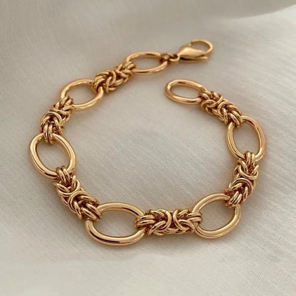 https://cdn.shopify.com/s/files/1/0820/4999/0943/files/contrasting-statement-chain-bracelet-484936.webp?v=1721671147