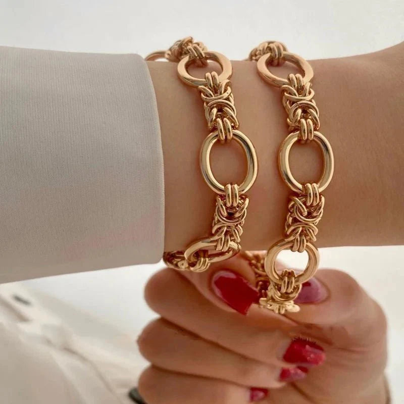 https://cdn.shopify.com/s/files/1/0820/4999/0943/files/contrasting-statement-chain-bracelet-663872.webp?v=1721671147