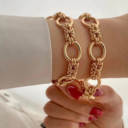 https://cdn.shopify.com/s/files/1/0820/4999/0943/files/contrasting-statement-chain-bracelet-663872.webp?v=1721671147