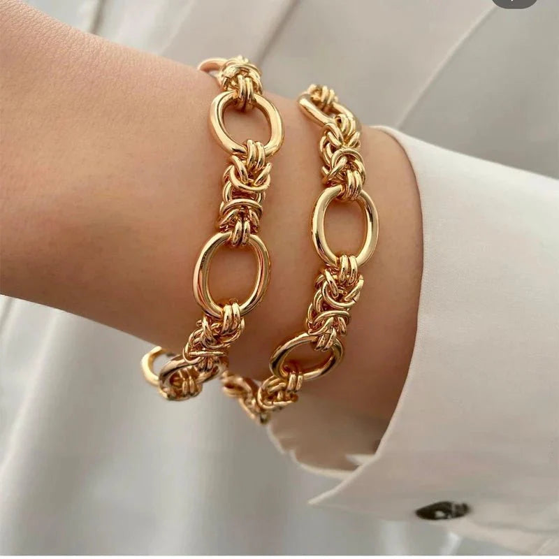 https://cdn.shopify.com/s/files/1/0820/4999/0943/files/contrasting-statement-chain-bracelet-766822.webp?v=1762198441