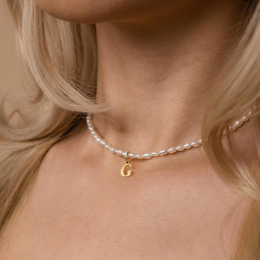 https://cdn.shopify.com/s/files/1/0820/4999/0943/files/dainty-beaded-pearl-initial-necklace-831527.jpg?v=1712446244
