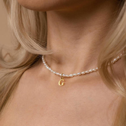 https://cdn.shopify.com/s/files/1/0820/4999/0943/files/dainty-beaded-pearl-initial-necklace-831527.jpg?v=1712446244