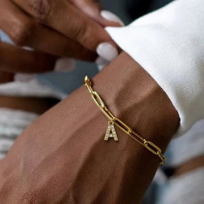 https://cdn.shopify.com/s/files/1/0820/4999/0943/files/dainty-paperclip-letter-initial-bracelet-684287.webp?v=1740276718