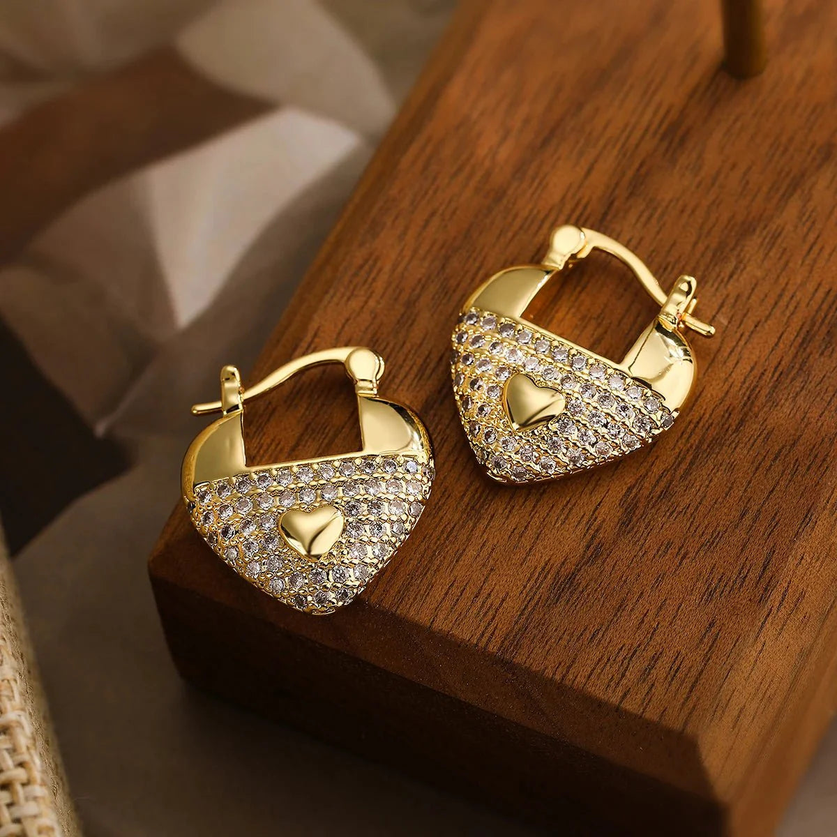 https://cdn.shopify.com/s/files/1/0820/4999/0943/files/glamorous-diamond-heart-earrings-487804.webp?v=1718522729