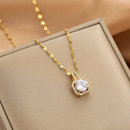 https://cdn.shopify.com/s/files/1/0820/4999/0943/files/iconic-dainty-necklace-collection-126145.jpg?v=1712446261