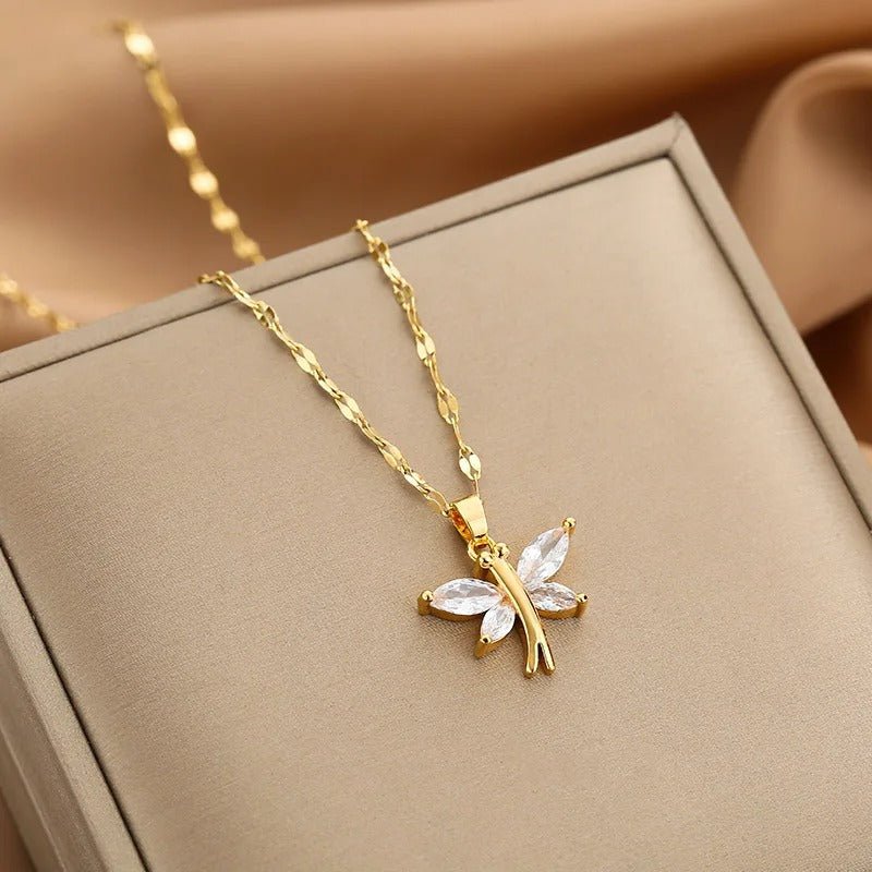 https://cdn.shopify.com/s/files/1/0820/4999/0943/files/iconic-dainty-necklace-collection-170146.jpg?v=1715361596