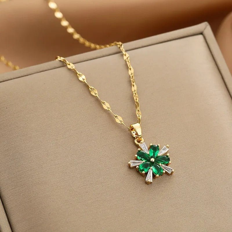 https://cdn.shopify.com/s/files/1/0820/4999/0943/files/iconic-dainty-necklace-collection-855806.jpg?v=1715361596