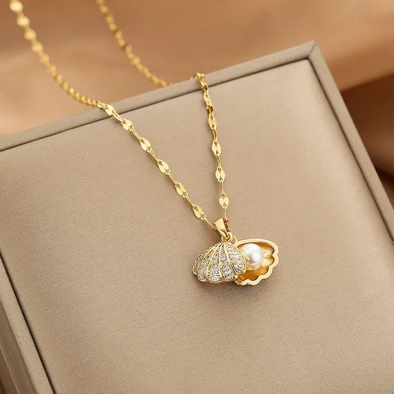 https://cdn.shopify.com/s/files/1/0820/4999/0943/files/iconic-dainty-necklace-collection-872785.jpg?v=1715361596