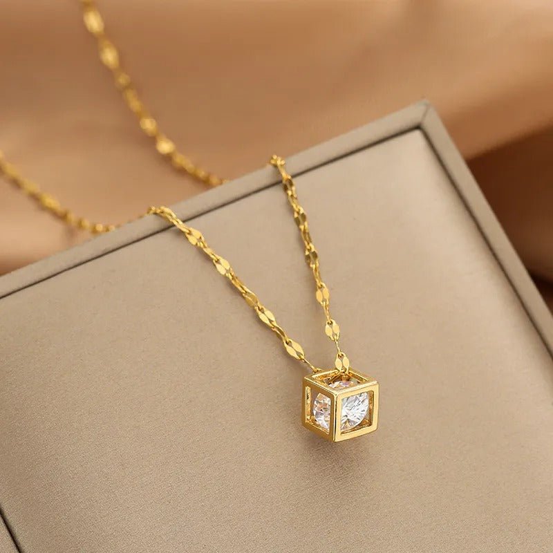https://cdn.shopify.com/s/files/1/0820/4999/0943/files/iconic-dainty-necklace-collection-874000.jpg?v=1712446261