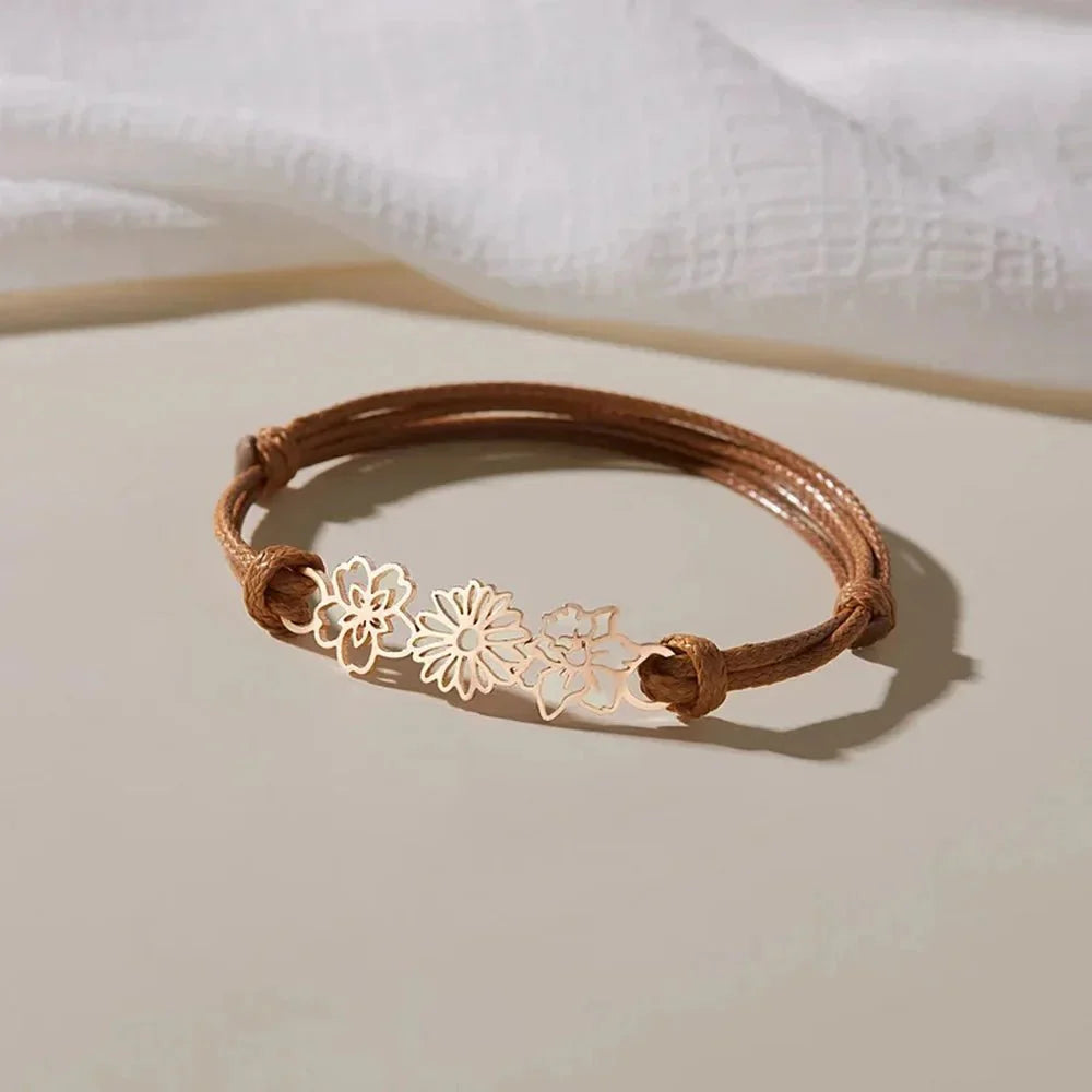 https://cdn.shopify.com/s/files/1/0820/4999/0943/files/personalized-birth-flower-bracelet-991015.webp?v=1724654281